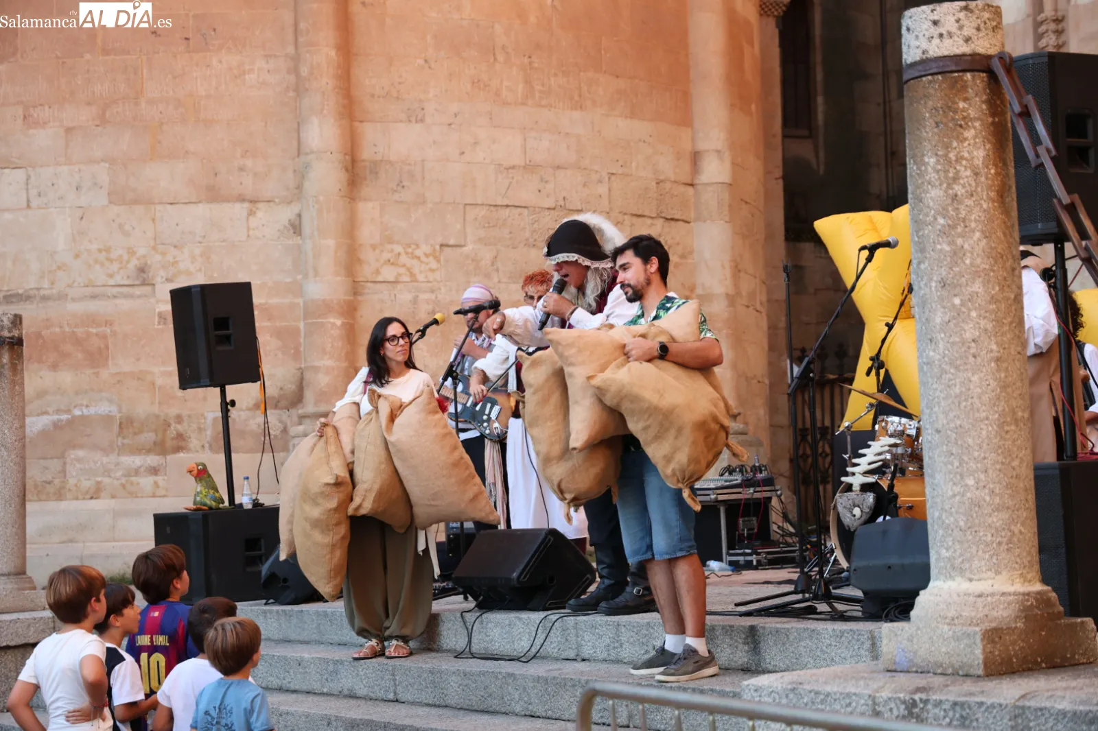 'Piratas de Secano, de las compañía Xip Xap, en el Patio Chico de Salamanca. Fotos: David Sañudo