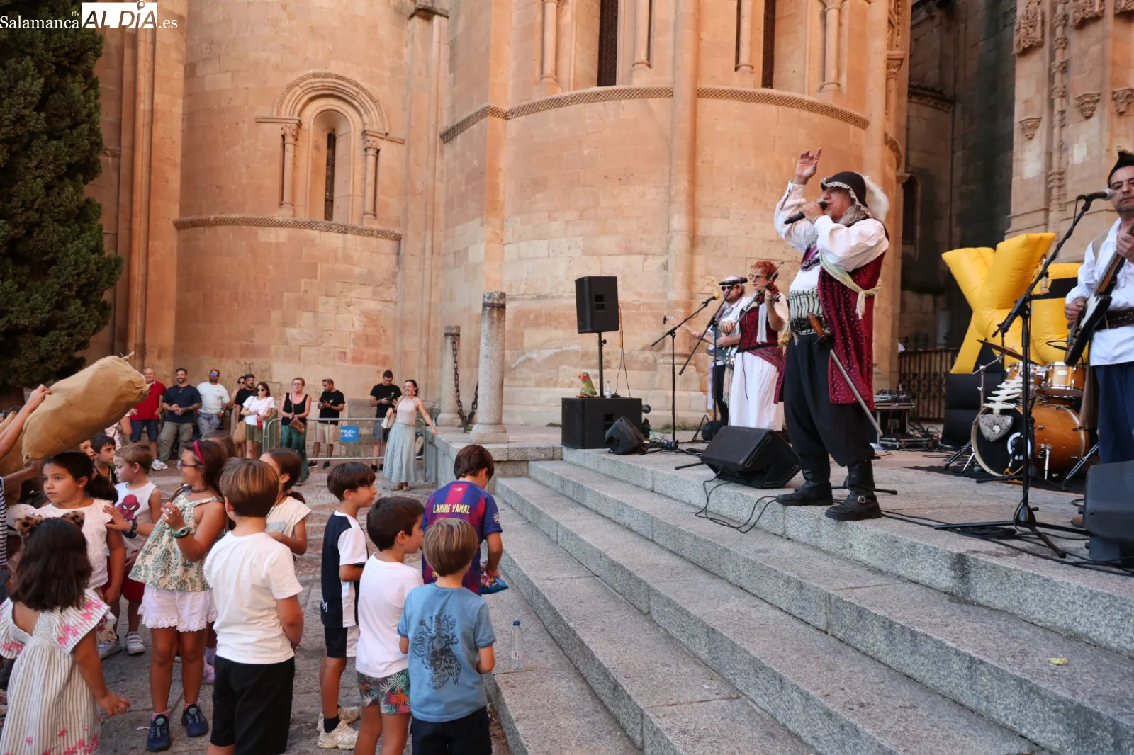 'Piratas de Secano, de las compañía Xip Xap, en el Patio Chico de Salamanca. Fotos: David Sañudo