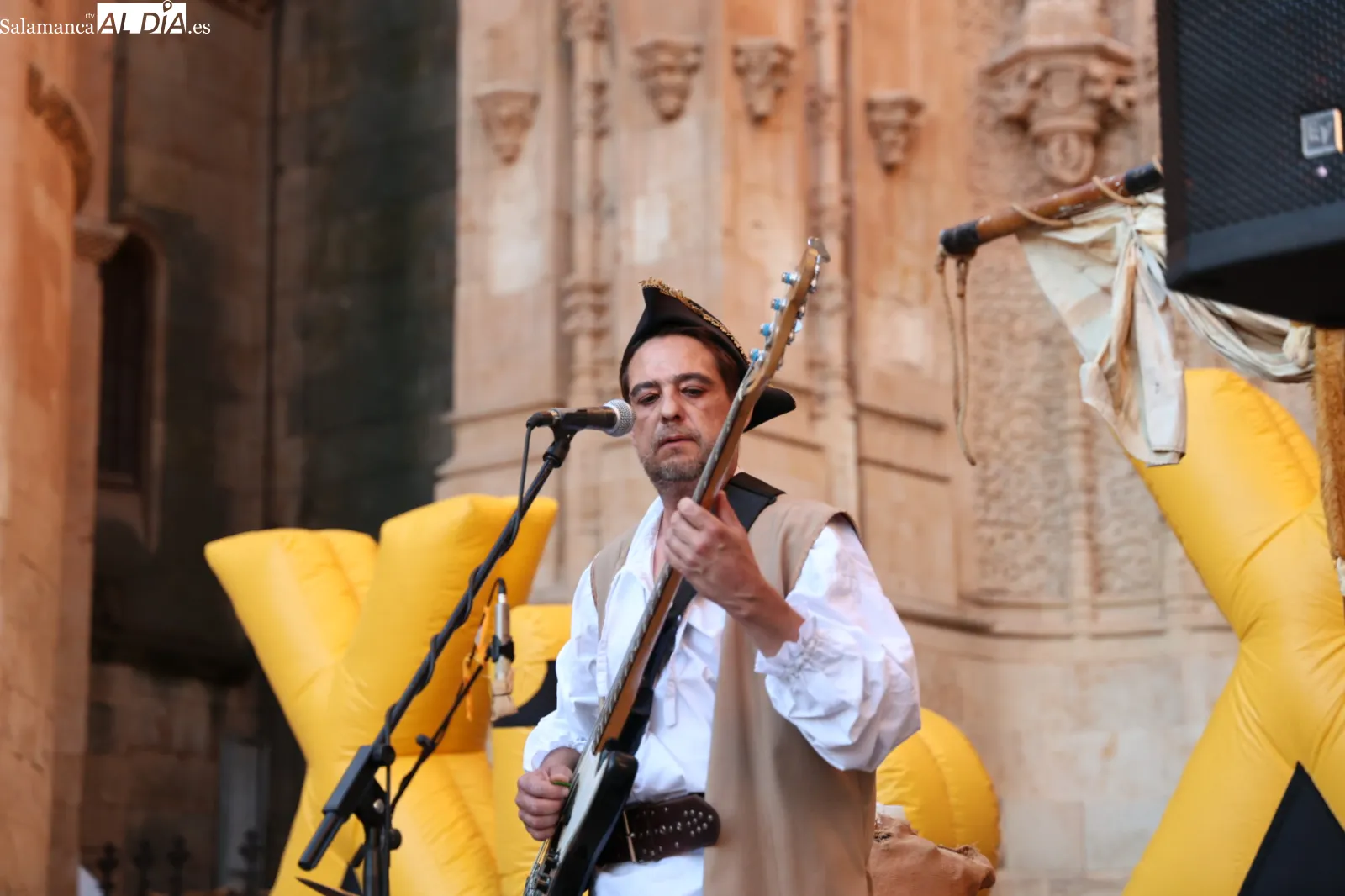 'Piratas de Secano, de las compañía Xip Xap, en el Patio Chico de Salamanca. Fotos: David Sañudo