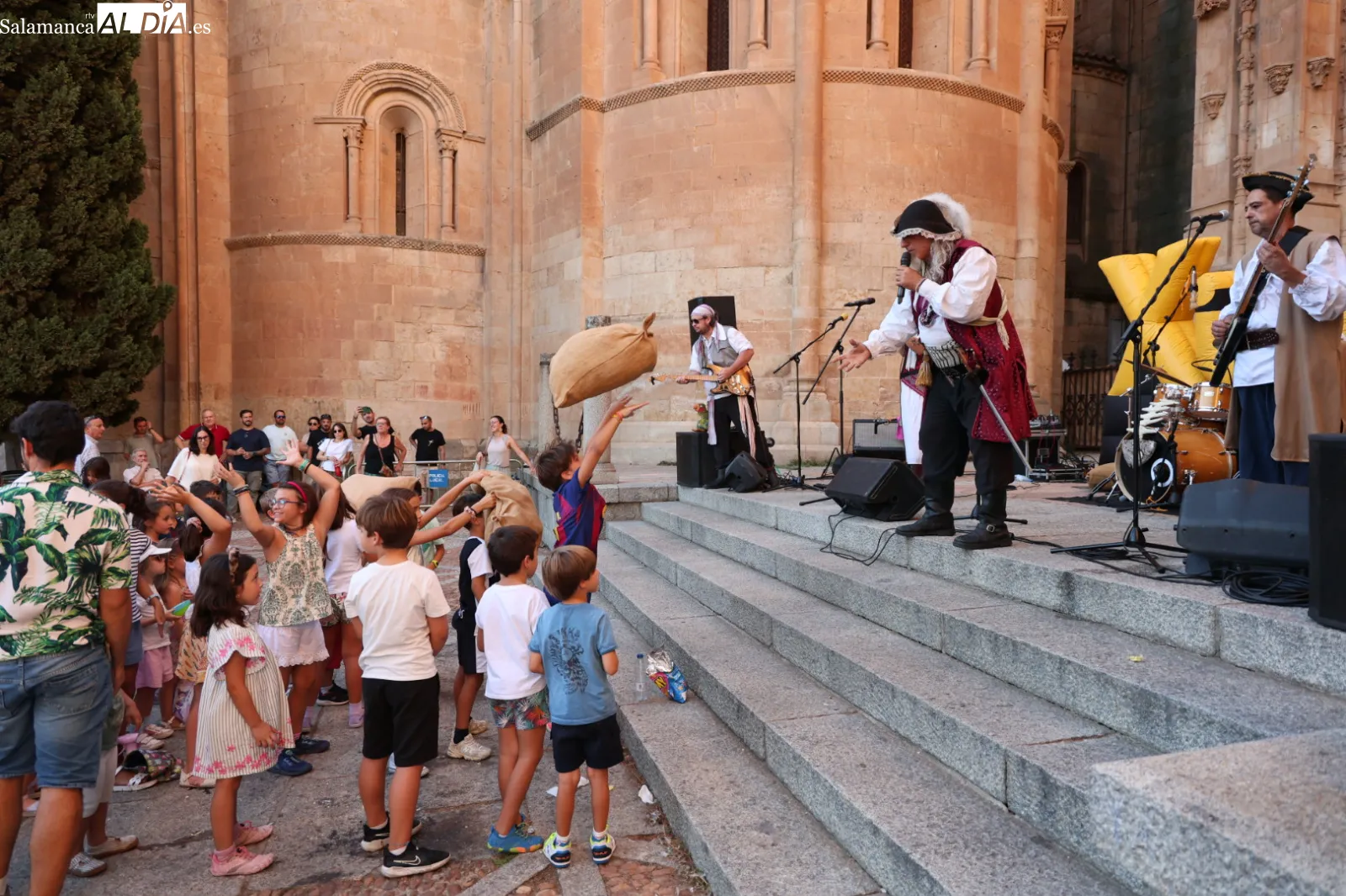'Piratas de Secano, de las compañía Xip Xap, en el Patio Chico de Salamanca. Fotos: David Sañudo