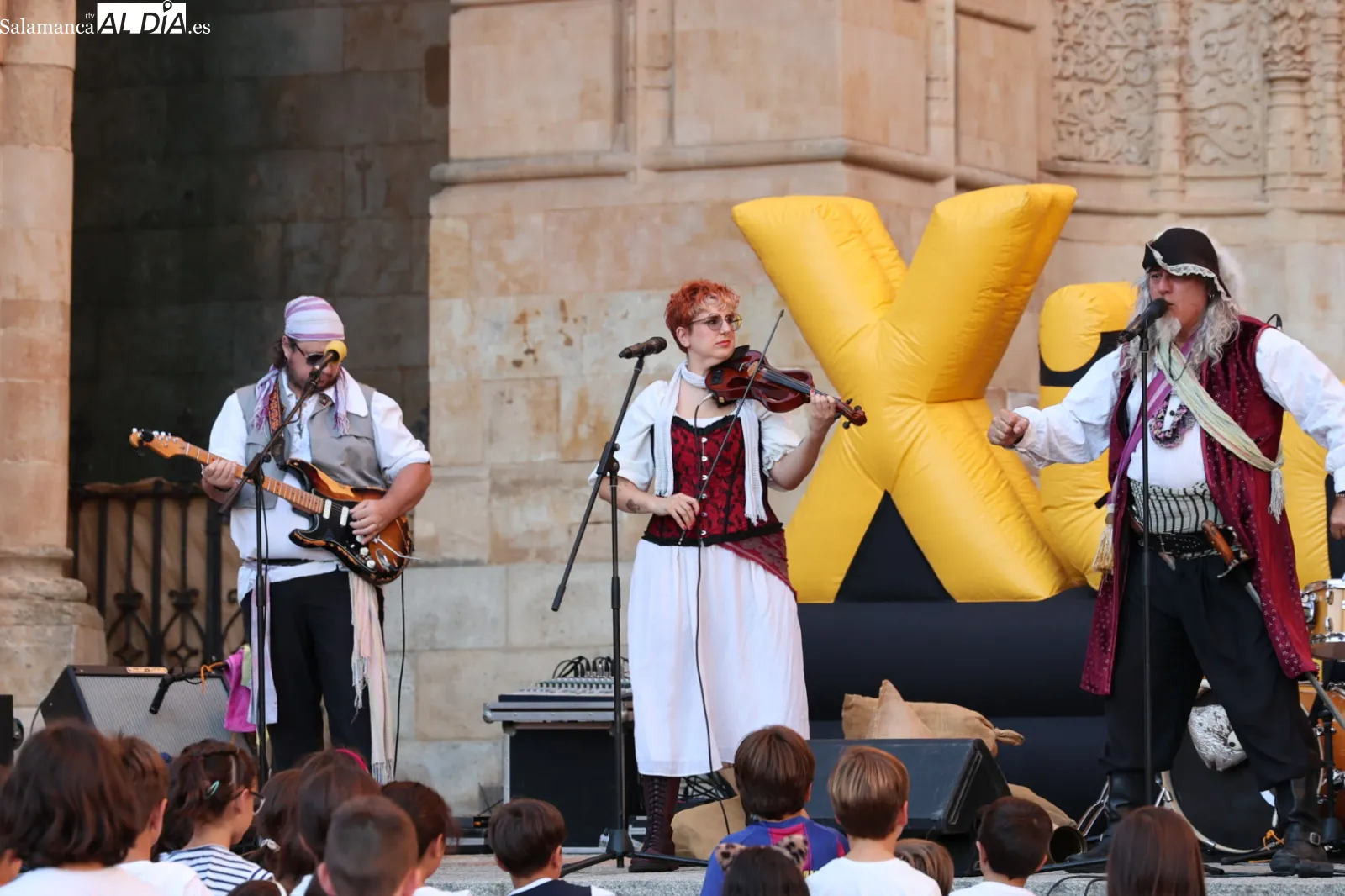 'Piratas de Secano, de las compañía Xip Xap, en el Patio Chico de Salamanca. Fotos: David Sañudo