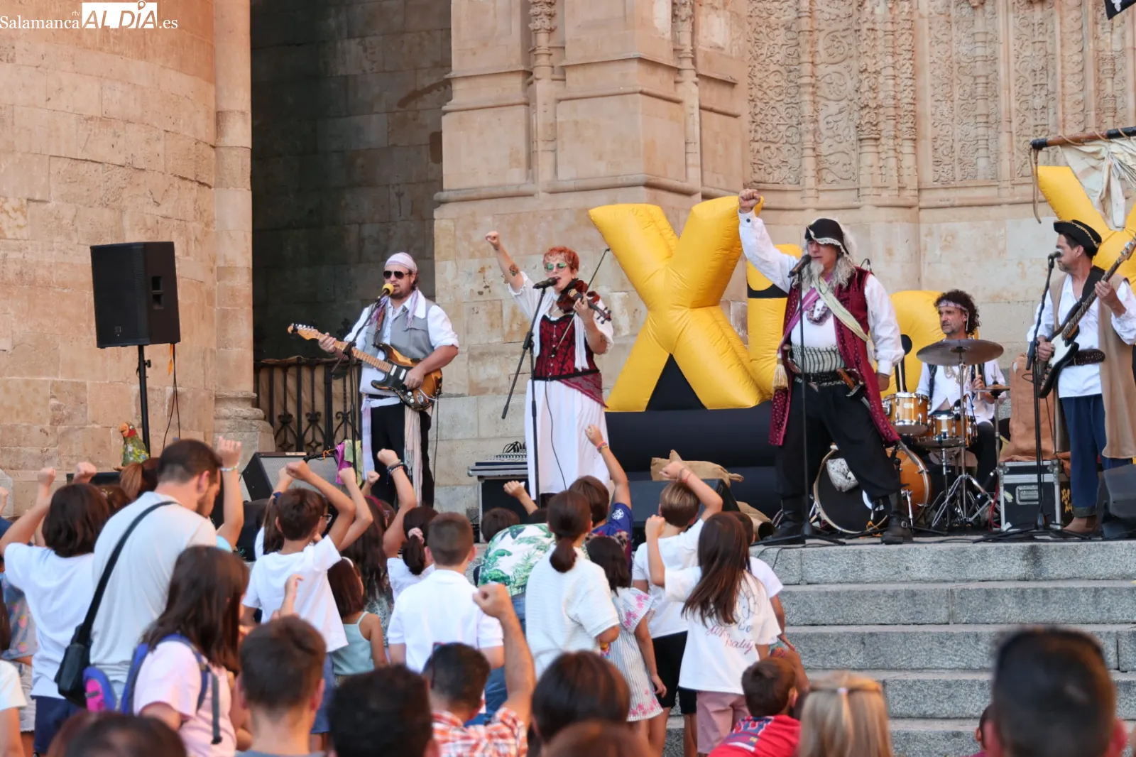 'Piratas de Secano, de las compañía Xip Xap, en el Patio Chico de Salamanca. Fotos: David Sañudo