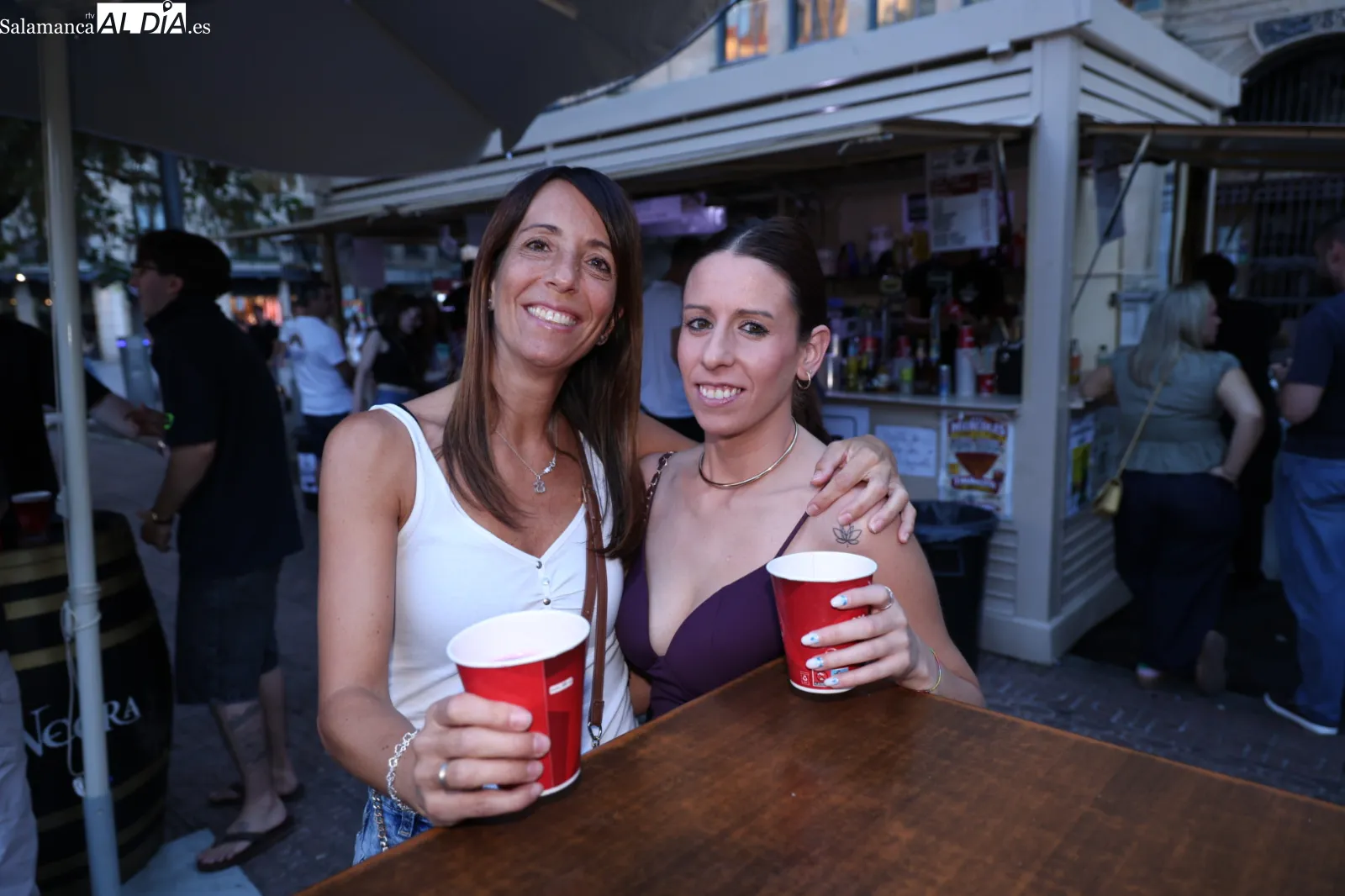 Ambiente en las casetas de la plaza de Los Bandos esta tarde-noche de martes. Fotos: David Sañudo