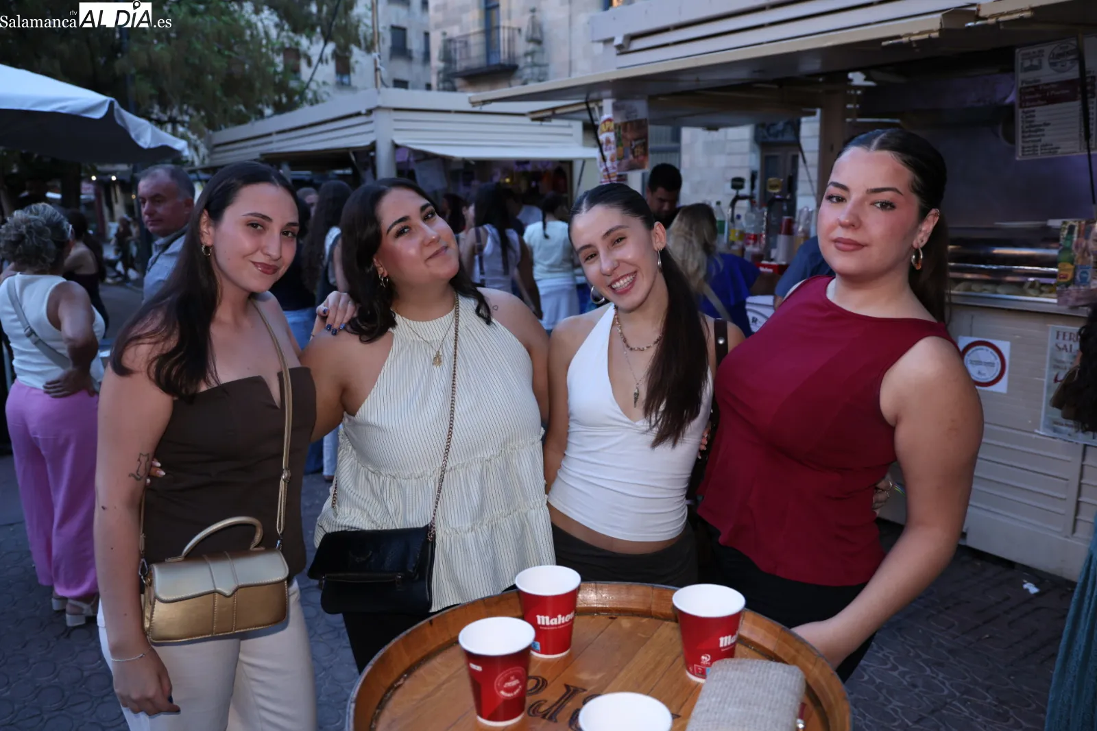 Ambiente en las casetas de la plaza de Los Bandos esta tarde-noche de martes. Fotos: David Sañudo