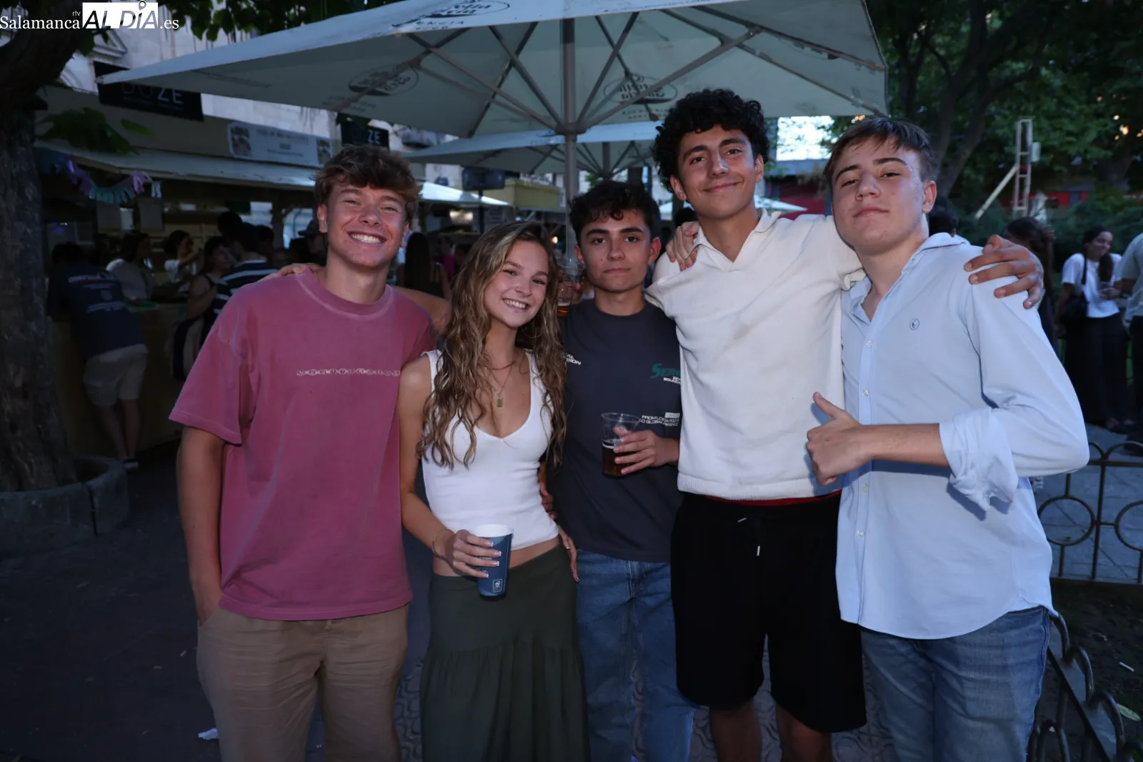 Ambiente en las casetas de la plaza de Los Bandos esta tarde-noche de martes. Fotos: David Sañudo