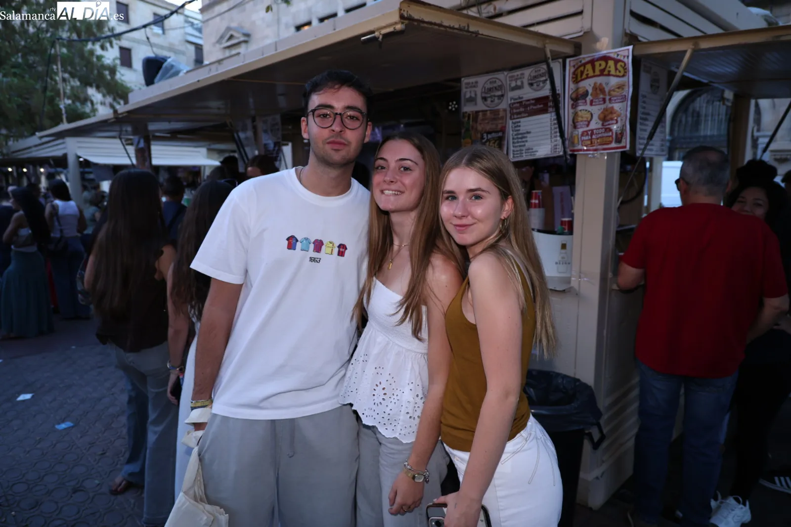 Ambiente en las casetas de la plaza de Los Bandos esta tarde-noche de martes. Fotos: David Sañudo
