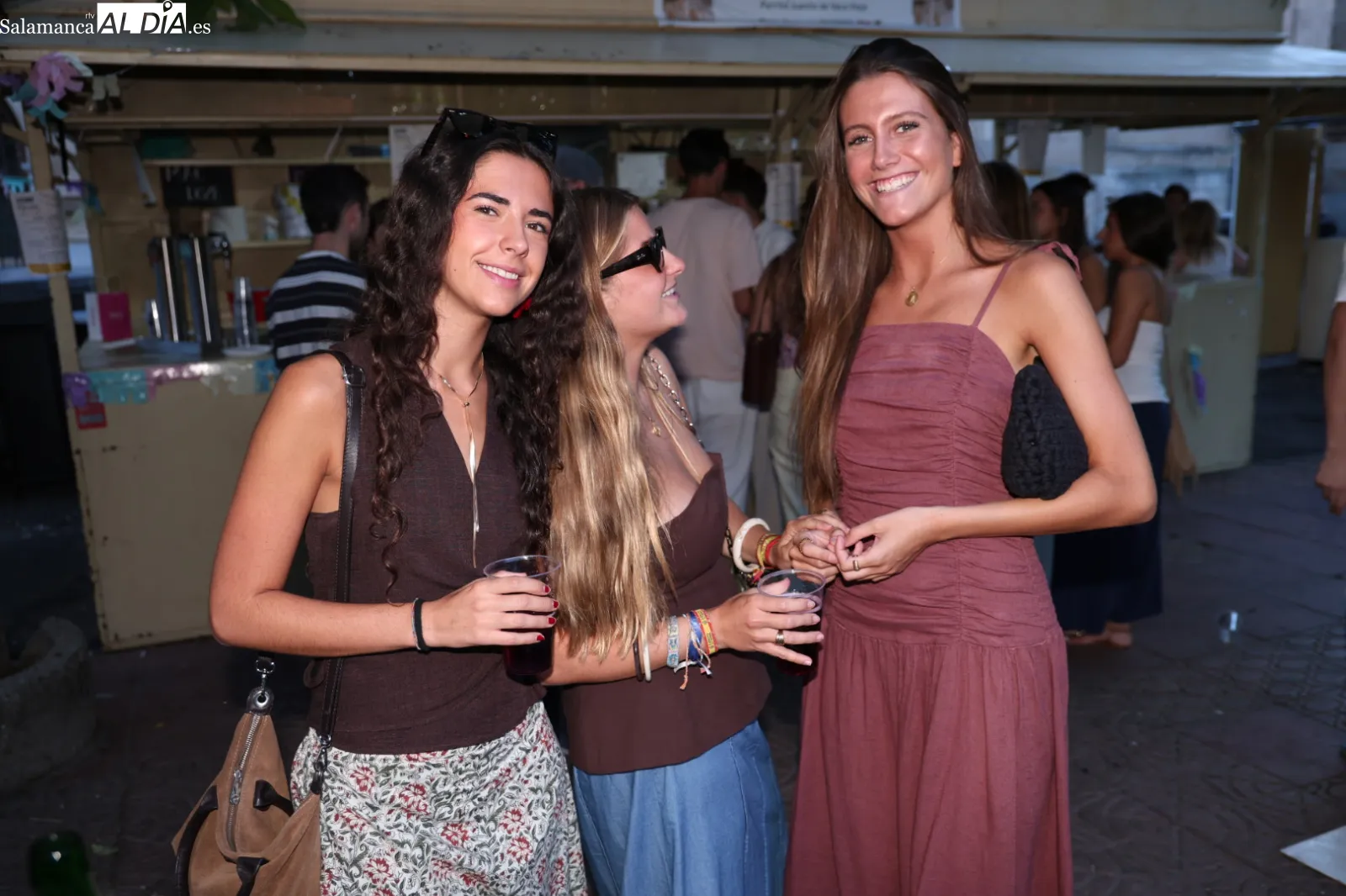 Ambiente en las casetas de la plaza de Los Bandos esta tarde-noche de martes. Fotos: David Sañudo