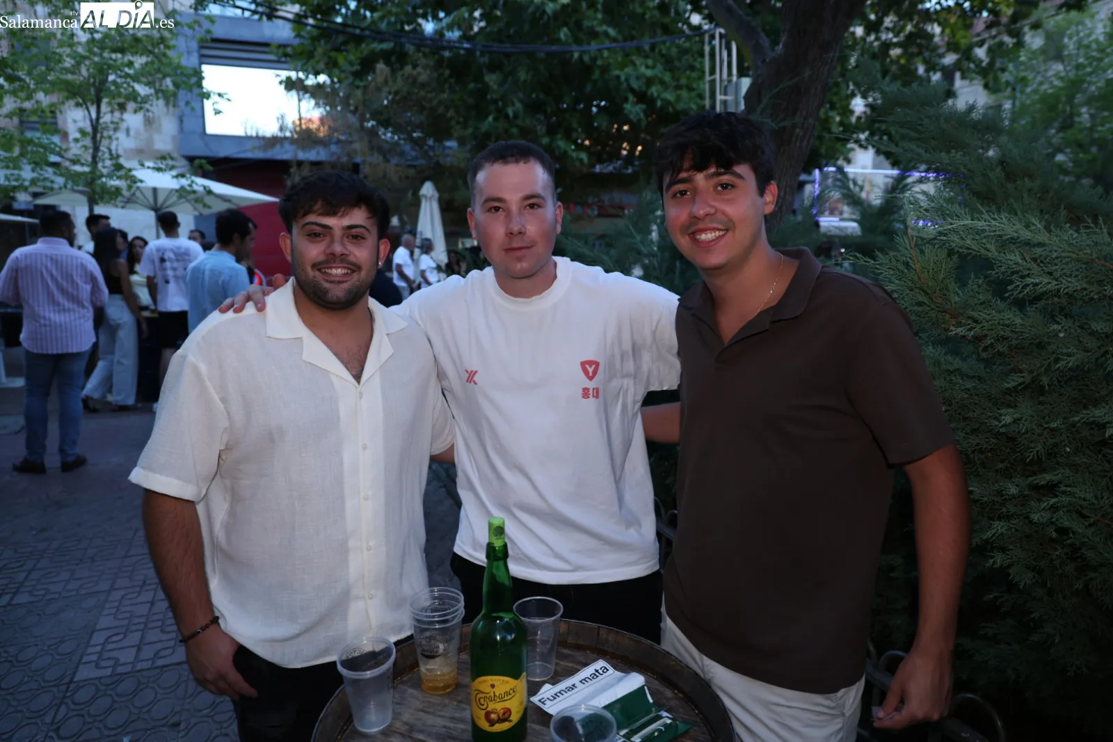 Ambiente en las casetas de la plaza de Los Bandos esta tarde-noche de martes. Fotos: David Sañudo