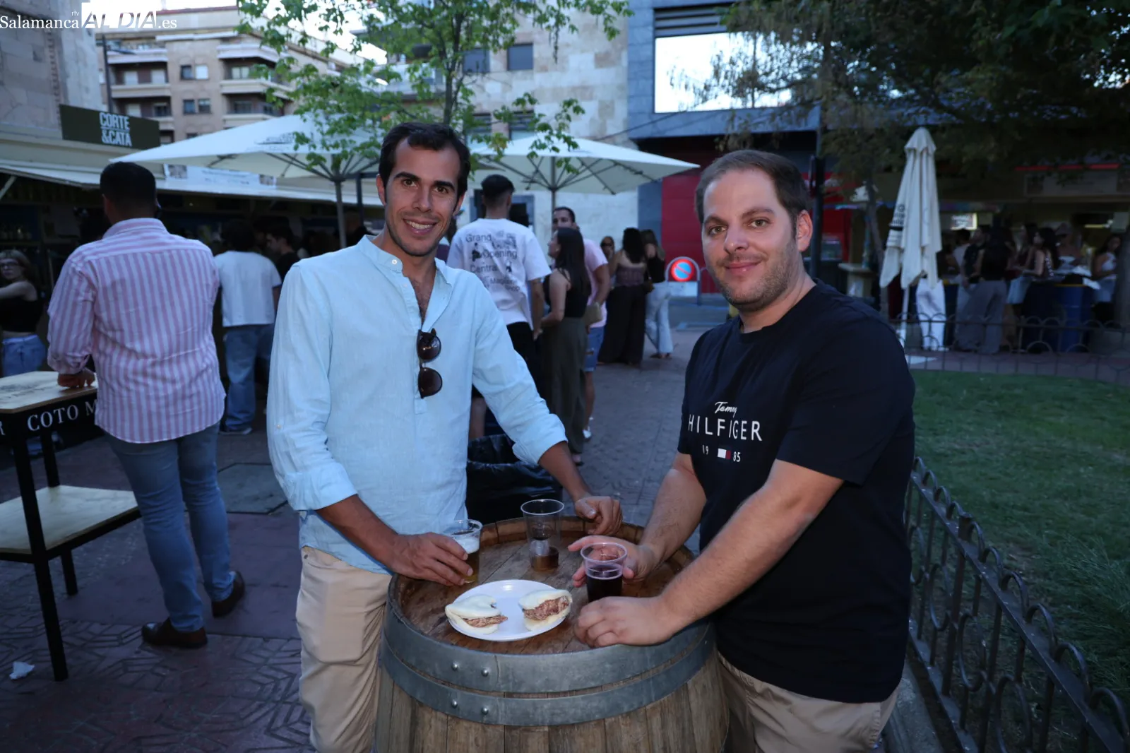 Ambiente en las casetas de la plaza de Los Bandos esta tarde-noche de martes. Fotos: David Sañudo