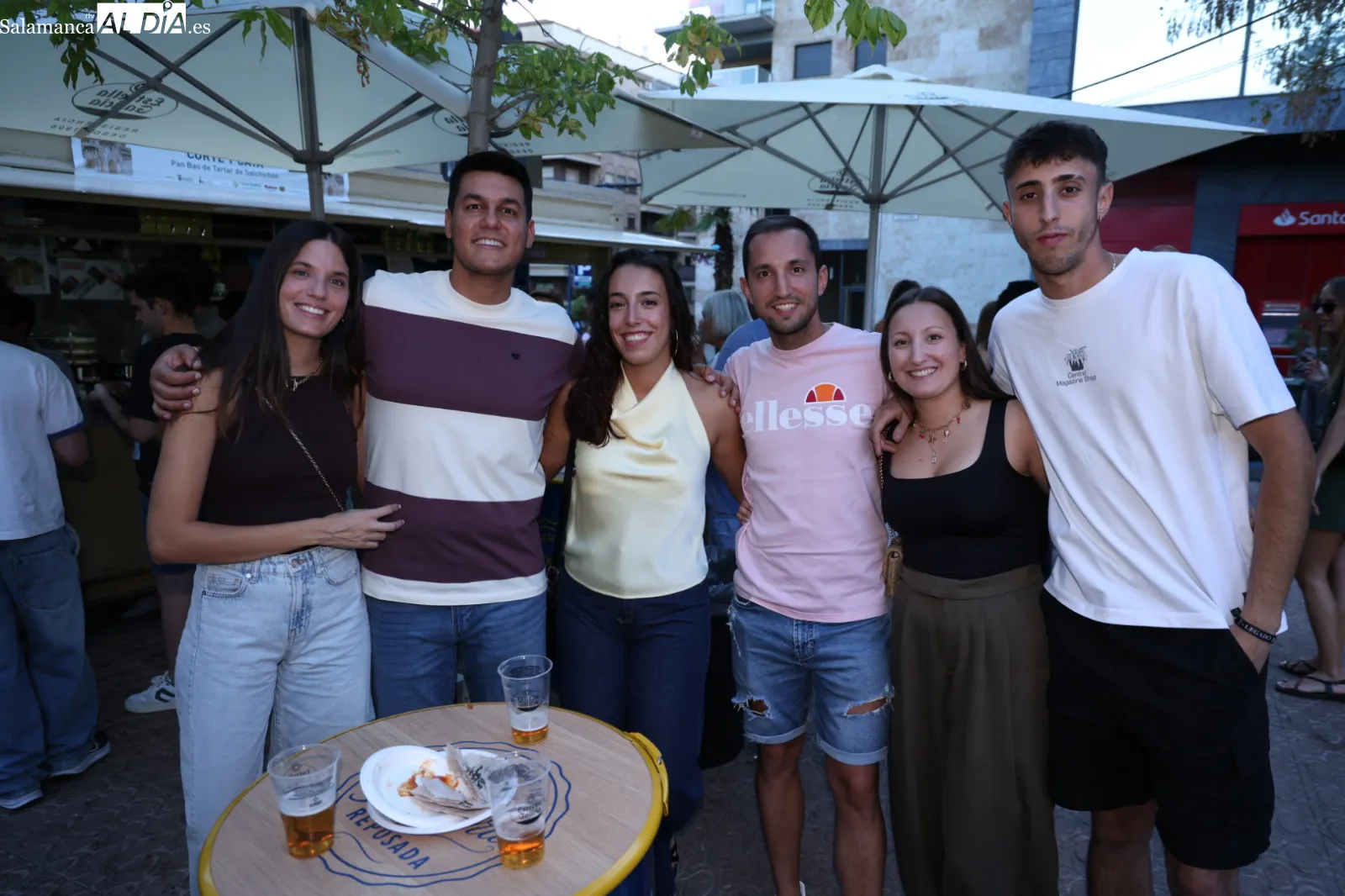 Ambiente en las casetas de la plaza de Los Bandos esta tarde-noche de martes. Fotos: David Sañudo