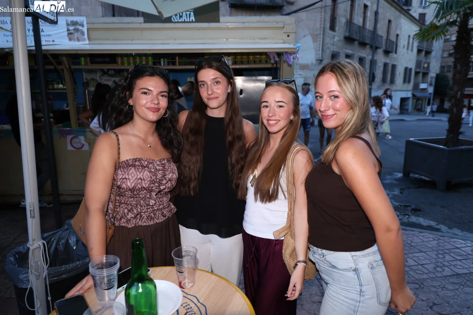 Ambiente en las casetas de la plaza de Los Bandos esta tarde-noche de martes. Fotos: David Sañudo