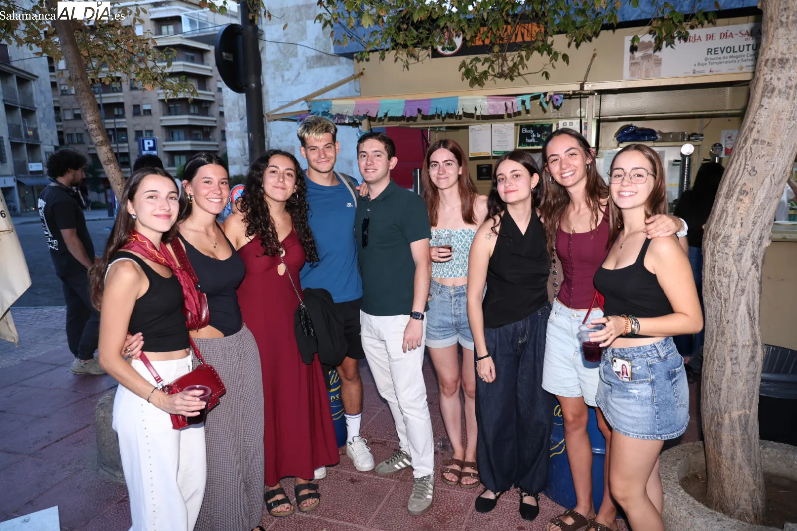 Ambiente en las casetas de la plaza de Los Bandos esta tarde-noche de martes. Fotos: David Sañudo
