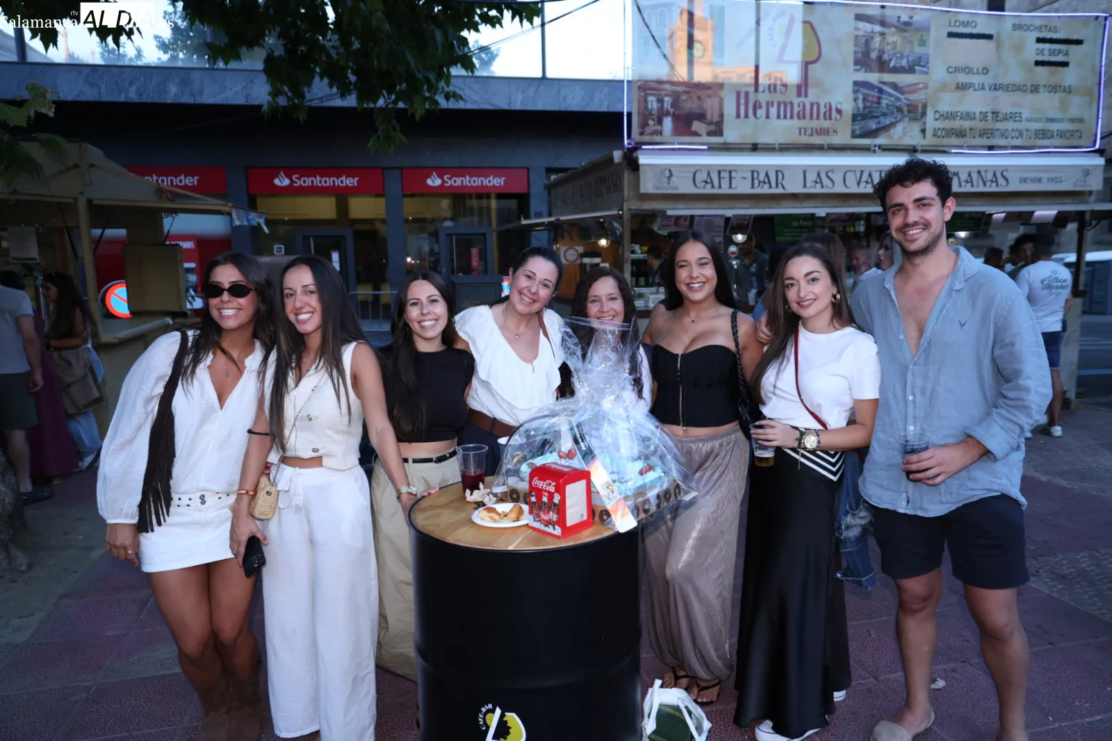 Ambiente en las casetas de la plaza de Los Bandos esta tarde-noche de martes. Fotos: David Sañudo