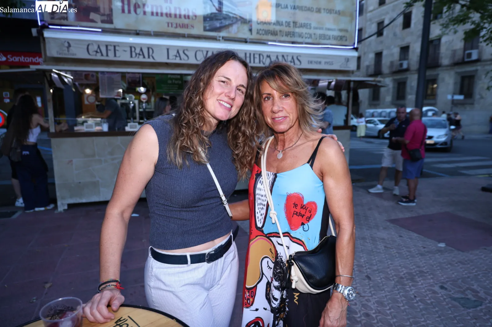 Ambiente en las casetas de la plaza de Los Bandos esta tarde-noche de martes. Fotos: David Sañudo