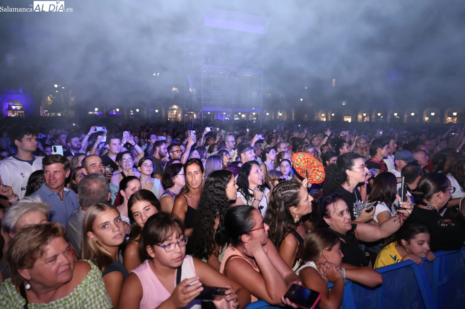 Concierto de Antoñito Molina en la Plaza Mayor de Salamanca. Fotos: David Sañudo