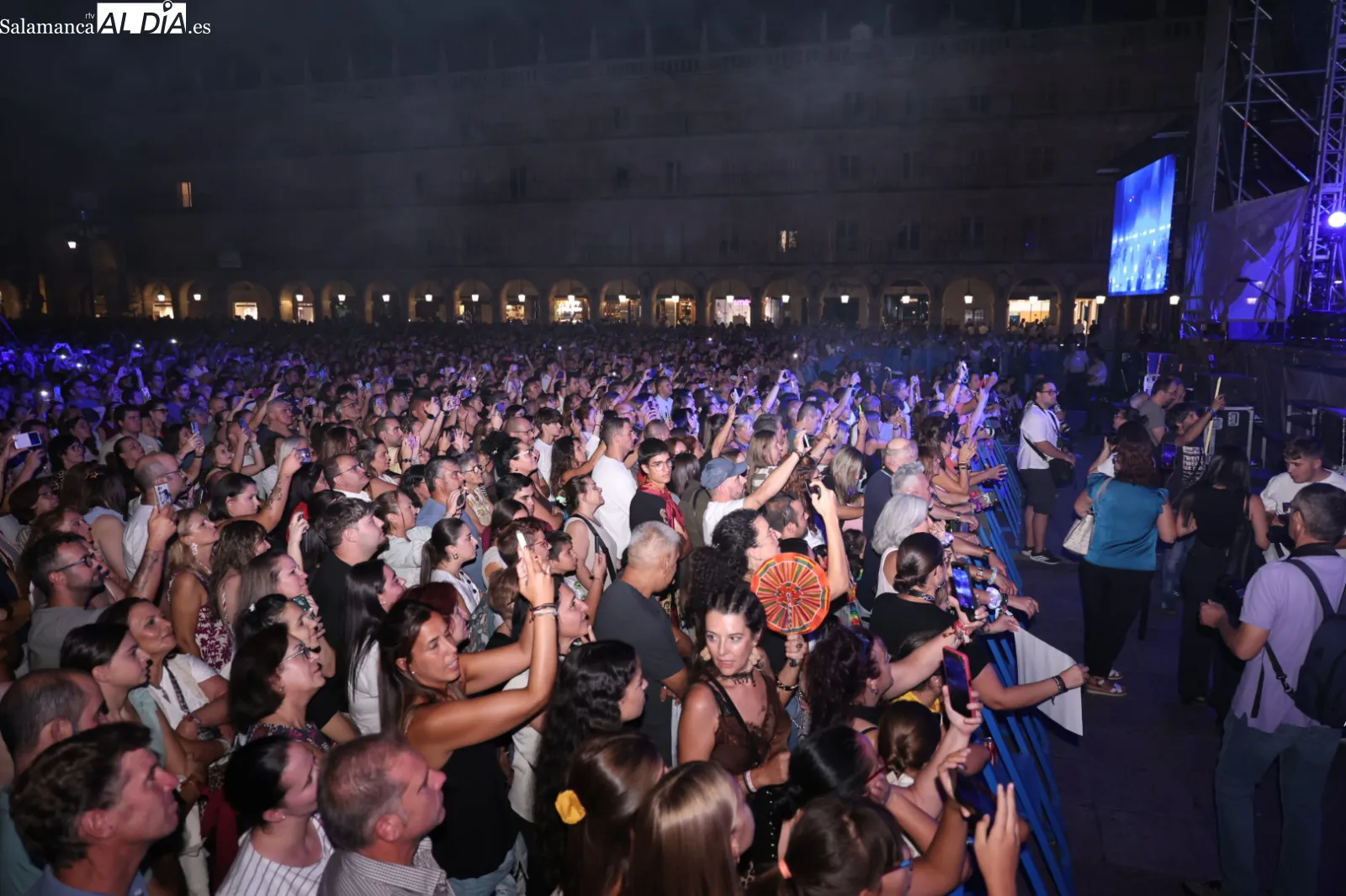 Concierto de Antoñito Molina en la Plaza Mayor de Salamanca. Fotos: David Sañudo