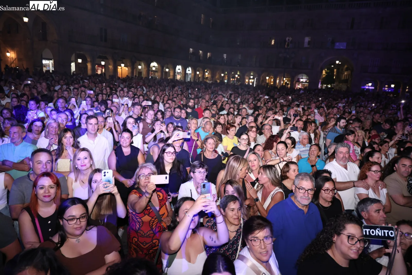 Concierto de Antoñito Molina en la Plaza Mayor de Salamanca. Fotos: David Sañudo