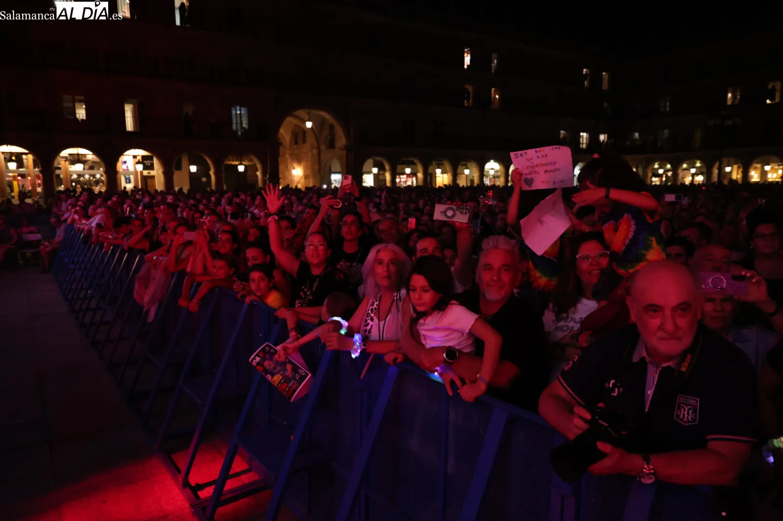 Concierto de Antoñito Molina en la Plaza Mayor de Salamanca. Fotos: David Sañudo