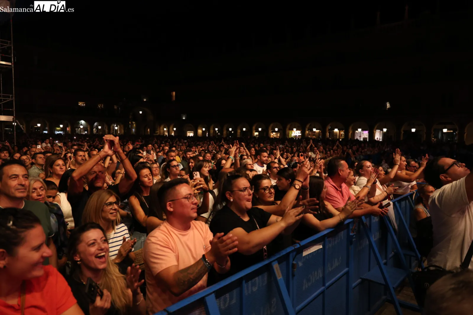 Concierto de Antoñito Molina en la Plaza Mayor de Salamanca. Fotos: David Sañudo