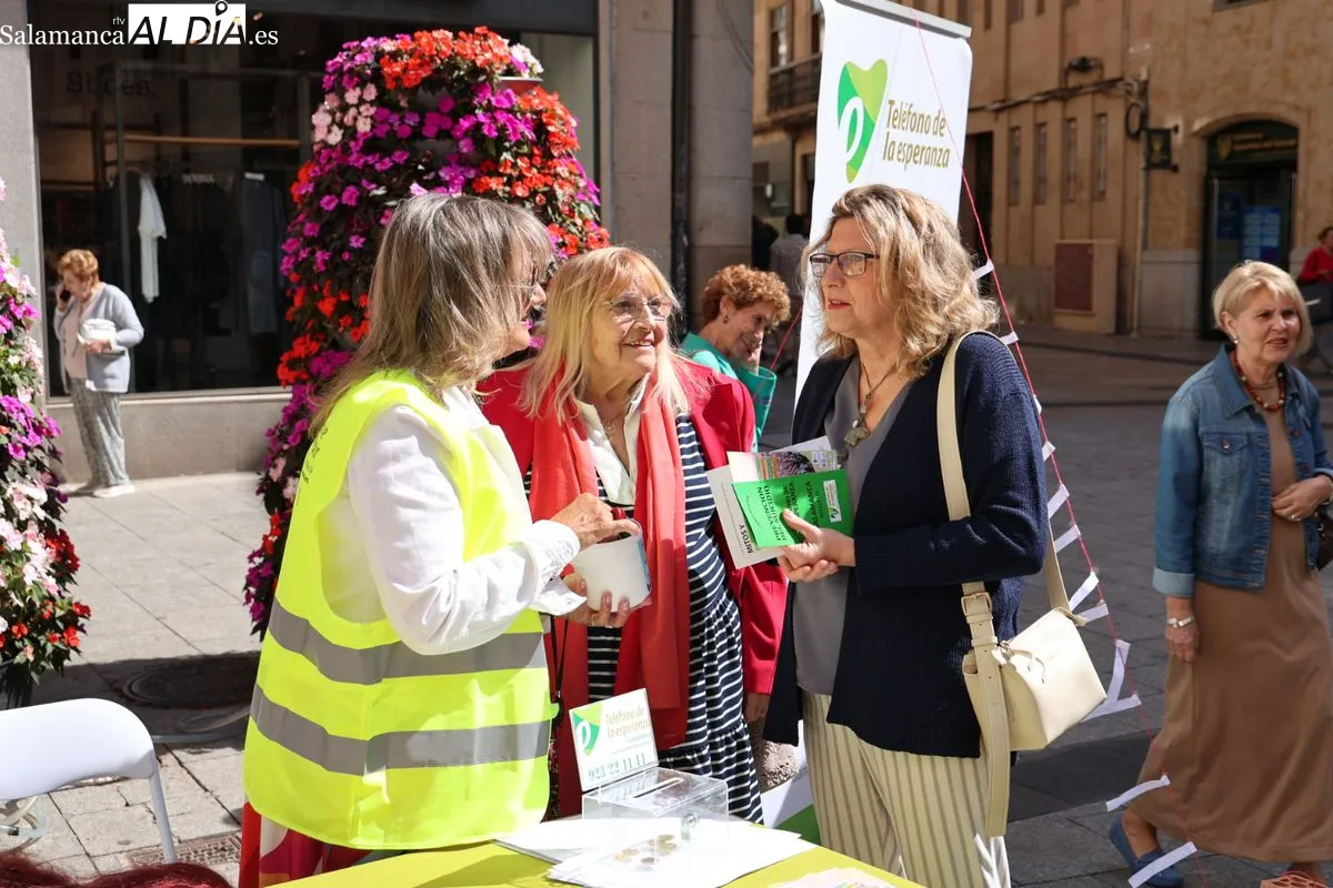 Acto del Día Mundial para la Prevención del Suicidio en la plaza del Liceo, organizado por el Teléfono de la Esperanza de Salamanca. Foto de David Sañudo