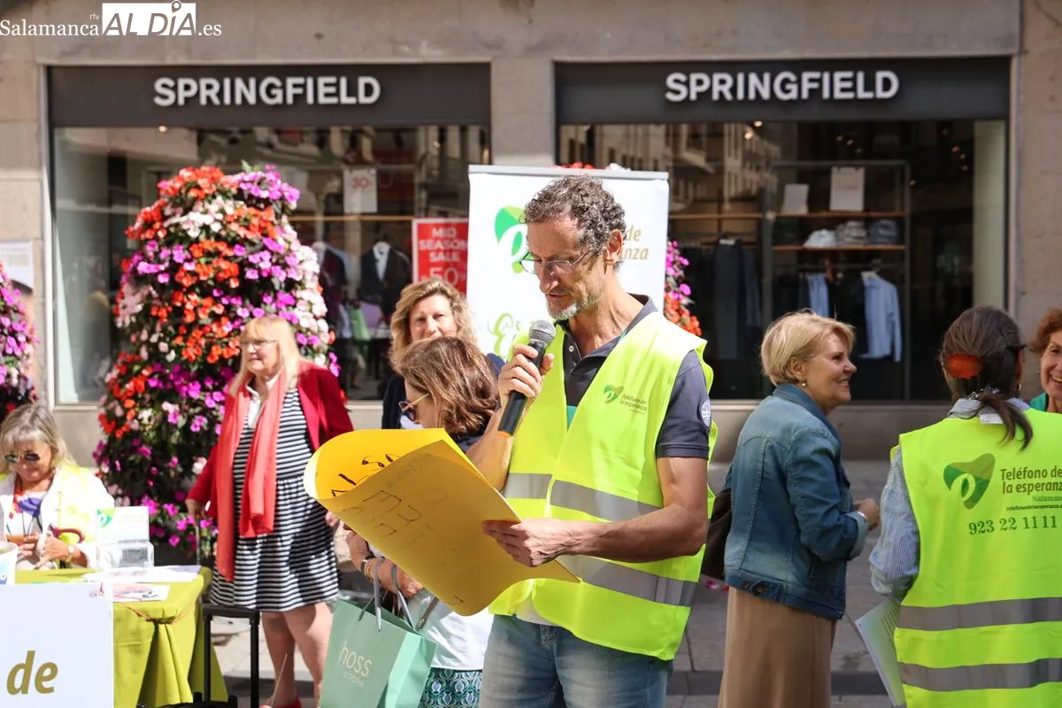 Acto del Día Mundial para la Prevención del Suicidio en la plaza del Liceo, organizado por el Teléfono de la Esperanza de Salamanca. Foto de David Sañudo