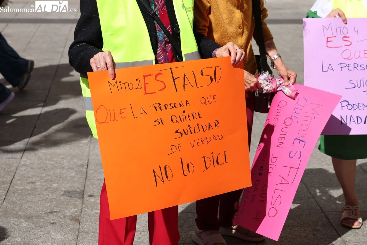 Acto del Día Mundial para la Prevención del Suicidio en la plaza del Liceo, organizado por el Teléfono de la Esperanza de Salamanca. Foto de David Sañudo