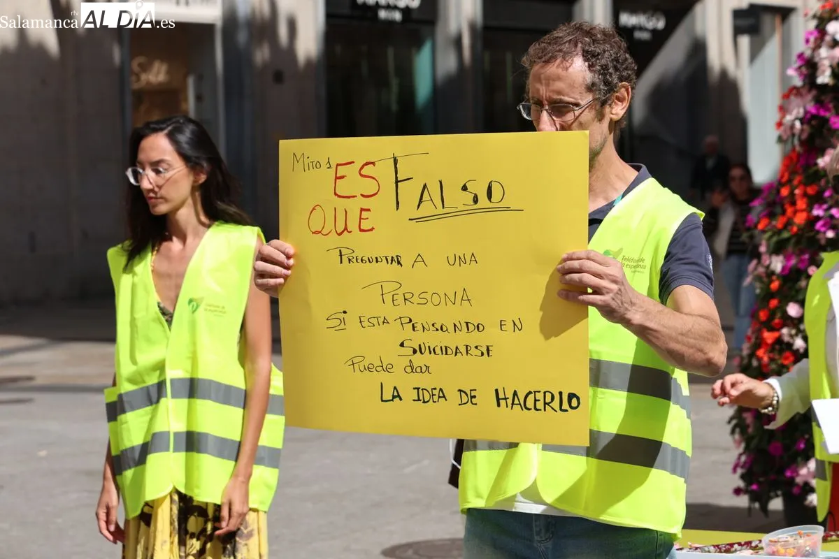 Acto del Día Mundial para la Prevención del Suicidio en la plaza del Liceo, organizado por el Teléfono de la Esperanza de Salamanca. Foto de David Sañudo