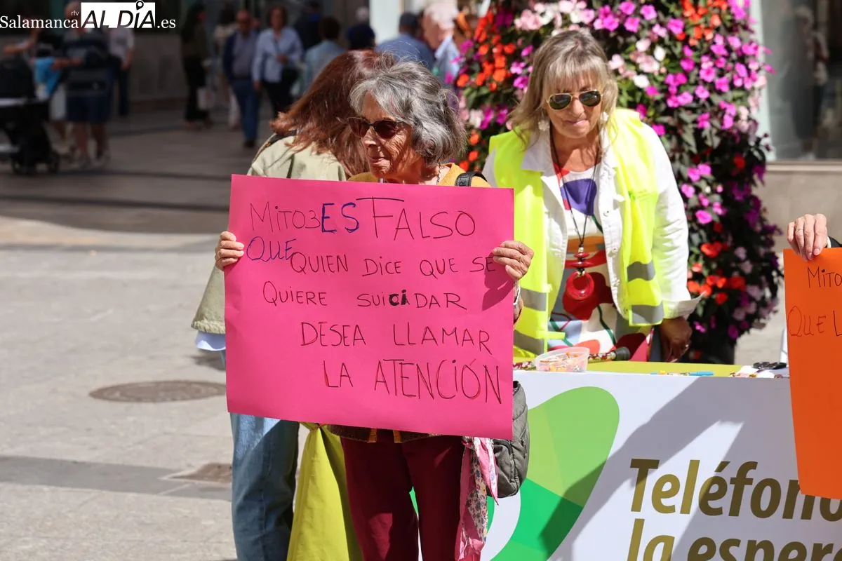Acto del Día Mundial para la Prevención del Suicidio en la plaza del Liceo, organizado por el Teléfono de la Esperanza de Salamanca. Foto de David Sañudo