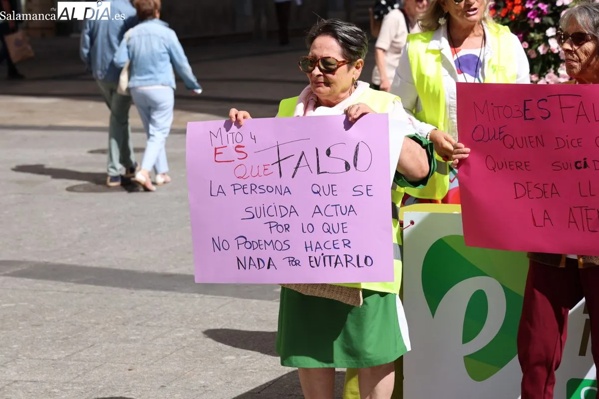 Acto del Día Mundial para la Prevención del Suicidio en la plaza del Liceo, organizado por el Teléfono de la Esperanza de Salamanca. Foto de David Sañudo