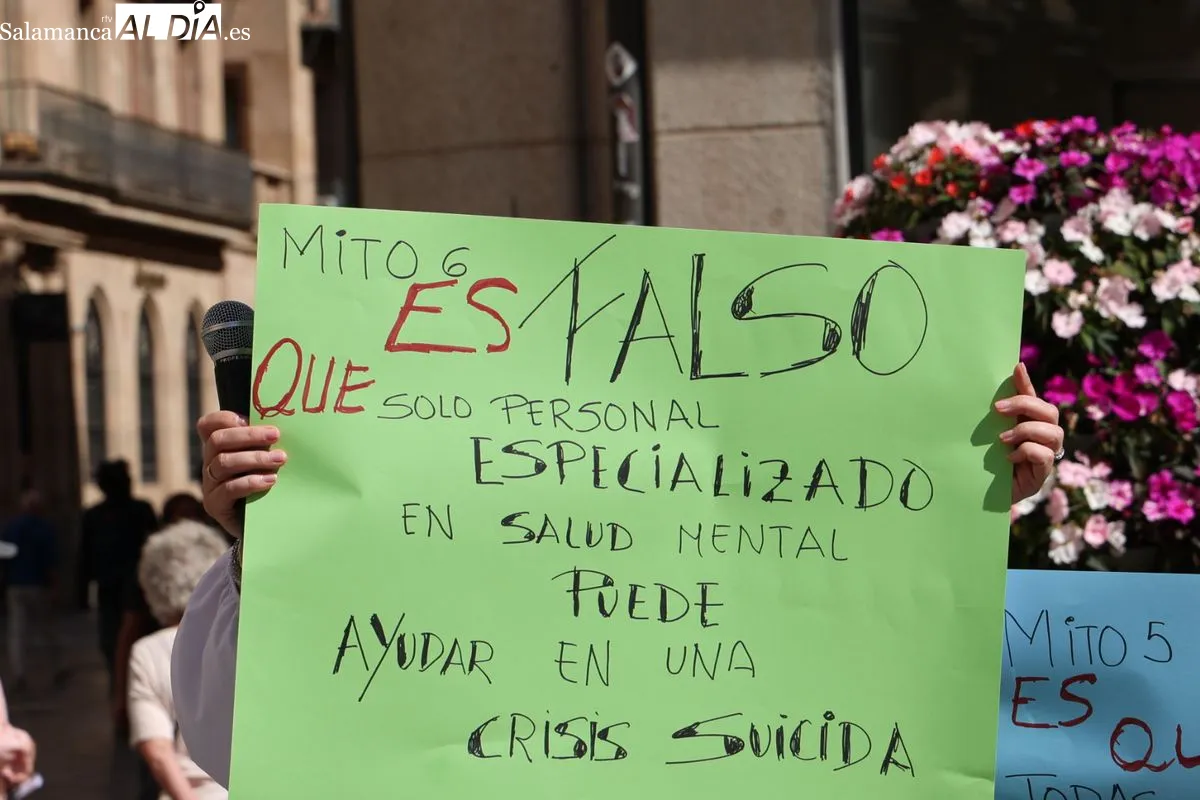 Acto del Día Mundial para la Prevención del Suicidio en la plaza del Liceo, organizado por el Teléfono de la Esperanza de Salamanca. Foto de David Sañudo