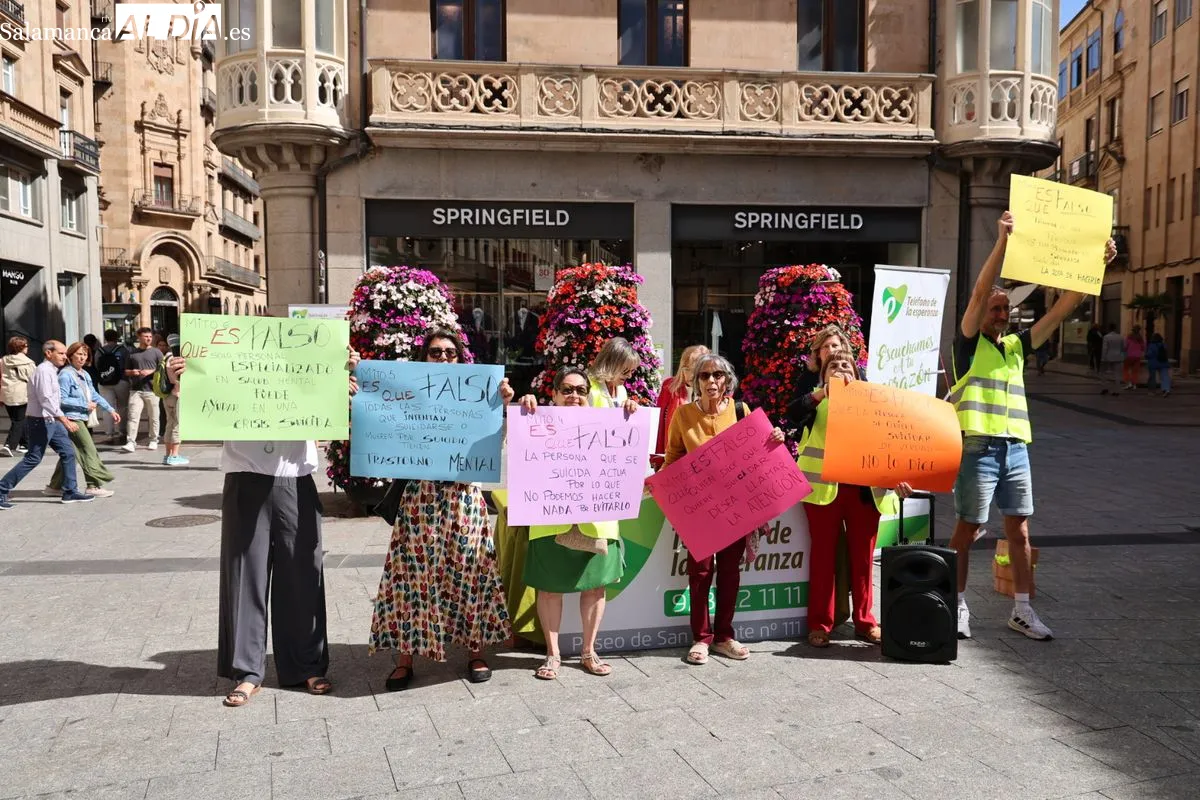Acto del Día Mundial para la Prevención del Suicidio en la plaza del Liceo, organizado por el Teléfono de la Esperanza de Salamanca. Foto de David Sañudo