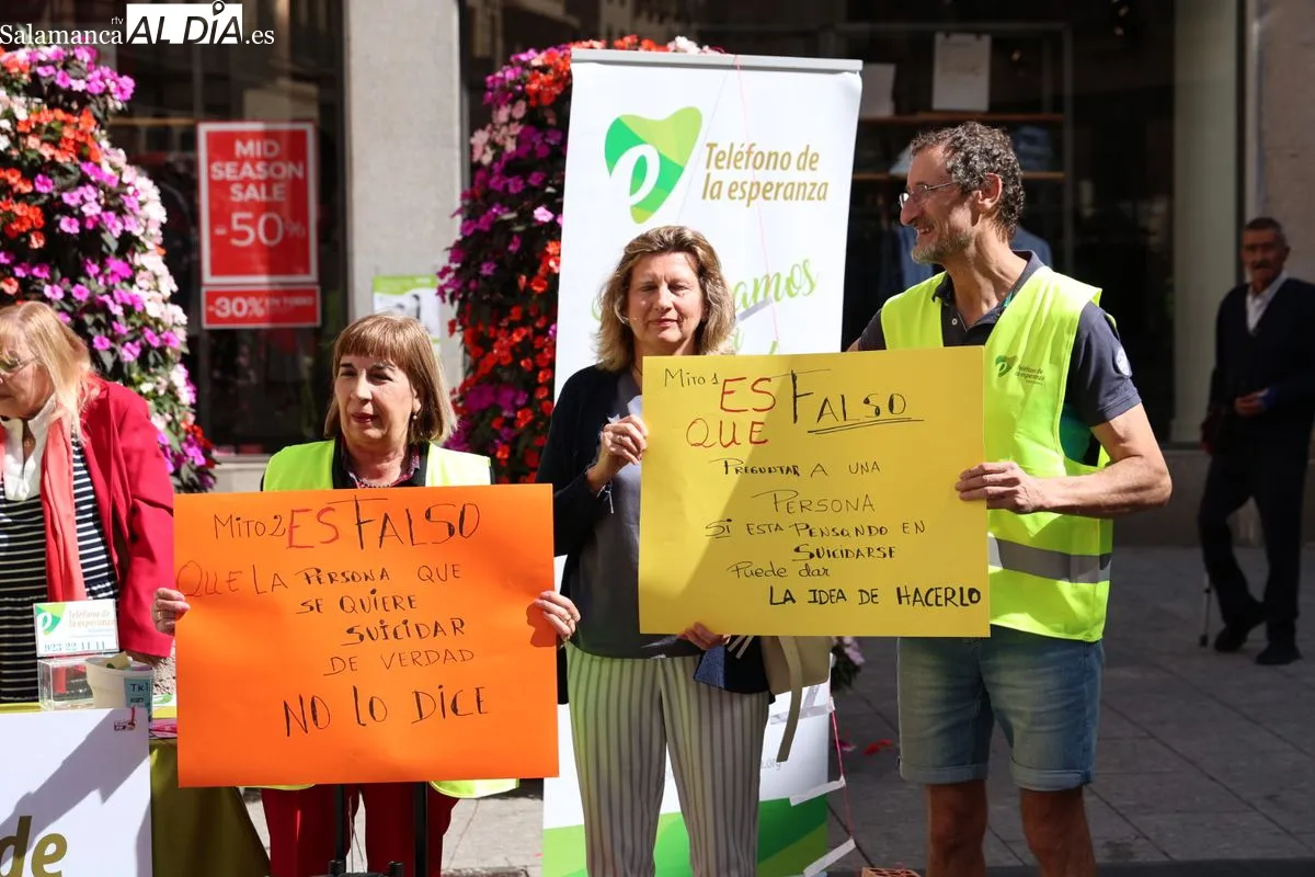 Acto del Día Mundial para la Prevención del Suicidio en la plaza del Liceo, organizado por el Teléfono de la Esperanza de Salamanca. Foto de David Sañudo