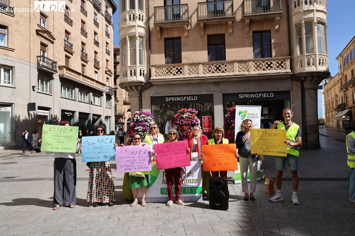 Acto del Día Mundial para la Prevención del Suicidio en la plaza del Liceo, organizado por el Teléfono de la Esperanza de Salamanca. Foto de David Sañudo