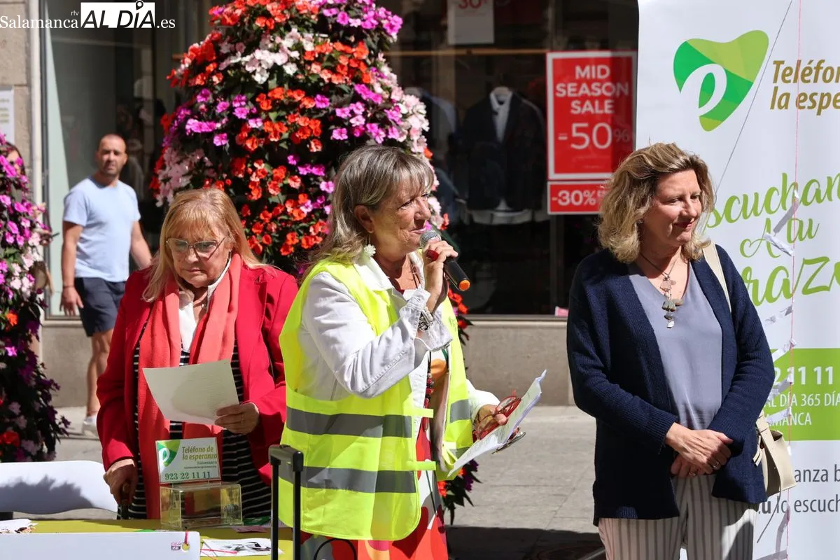 Acto del Día Mundial para la Prevención del Suicidio en la plaza del Liceo, organizado por el Teléfono de la Esperanza de Salamanca. Foto de David Sañudo