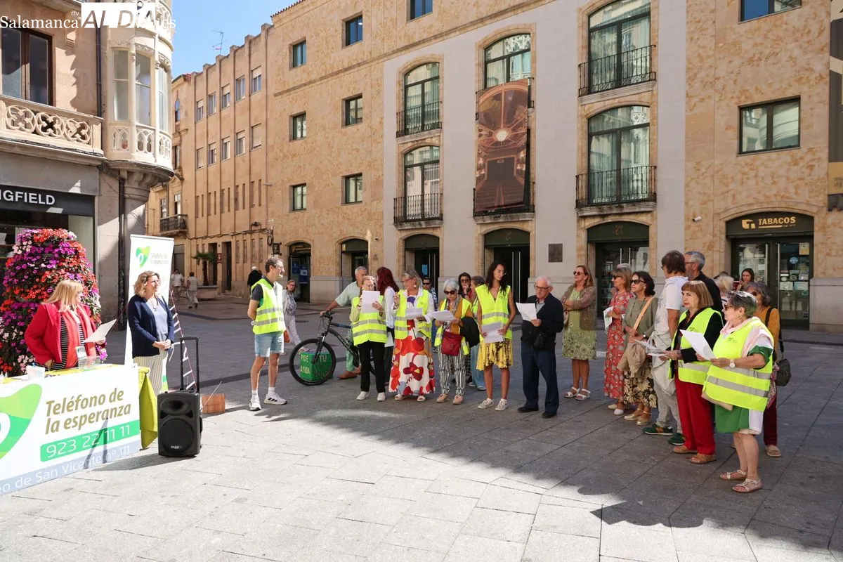 Acto del Día Mundial para la Prevención del Suicidio en la plaza del Liceo, organizado por el Teléfono de la Esperanza de Salamanca. Foto de David Sañudo