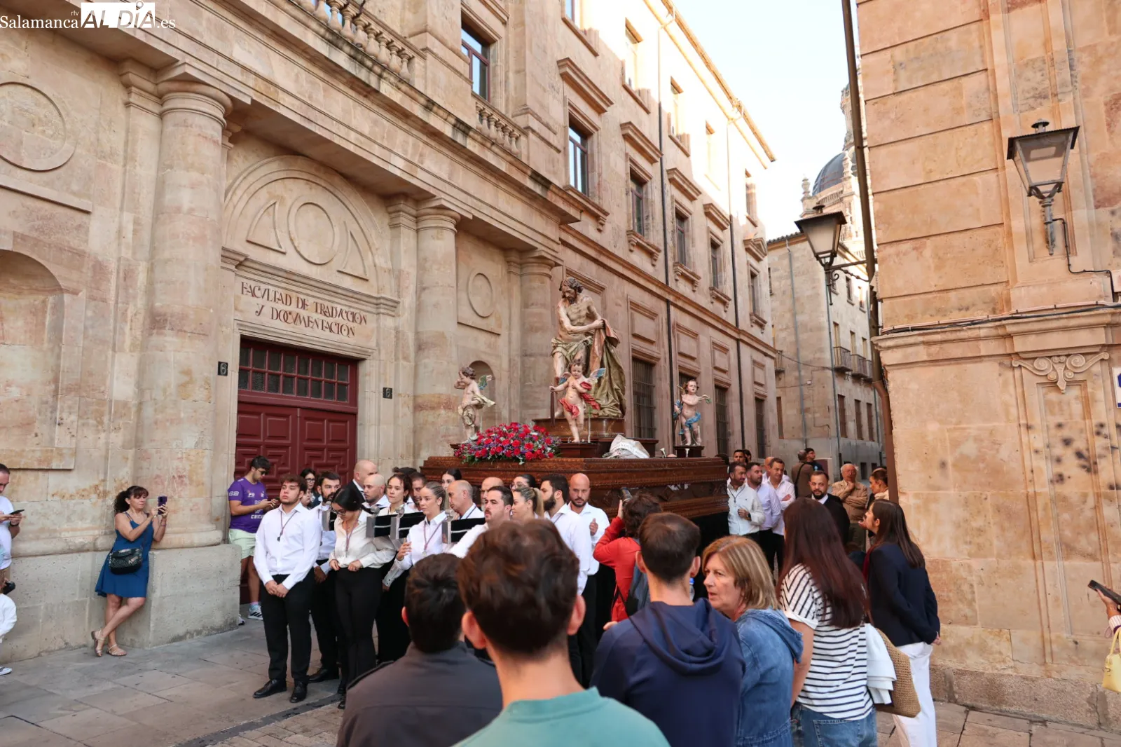 Solemne desfile de la imagen de Jesús Flagelado hasta la Catedral de Salamanca. Fotos: David Sañudo