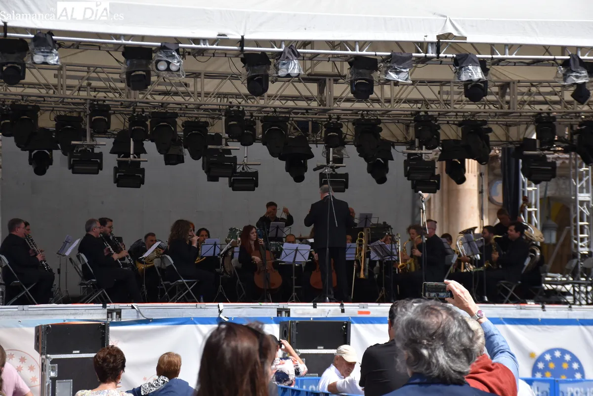 La Banda Municipal de Música llena de ritmo la Plaza Mayor. Fotos de Miguel González