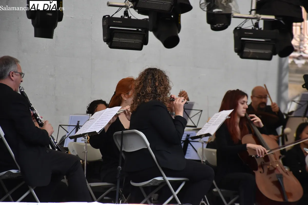 La Banda Municipal de Música llena de ritmo la Plaza Mayor. Fotos de Miguel González