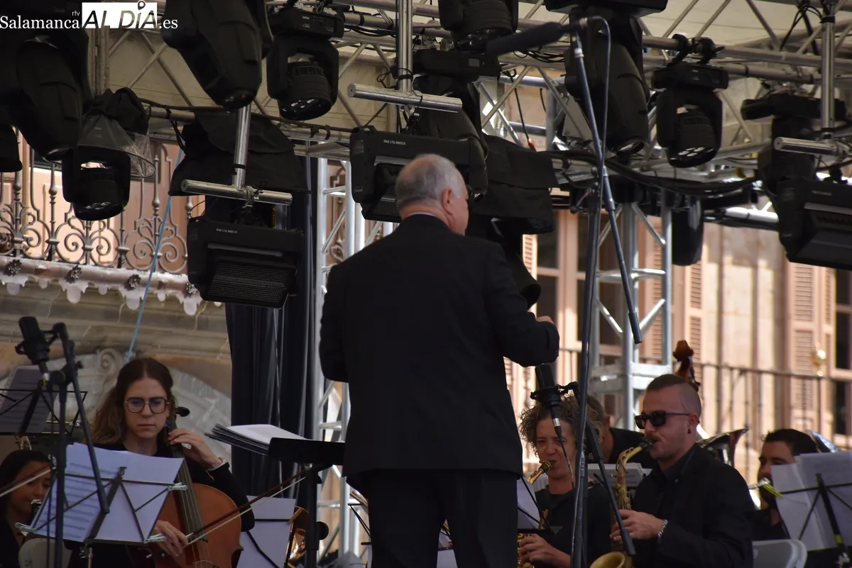 La Banda Municipal de Música llena de ritmo la Plaza Mayor. Fotos de Miguel González