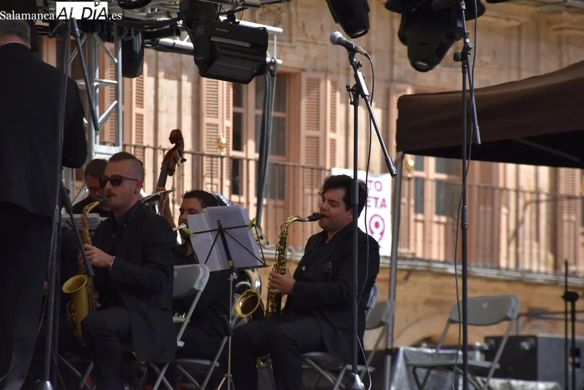 La Banda Municipal de Música llena de ritmo la Plaza Mayor. Fotos de Miguel González