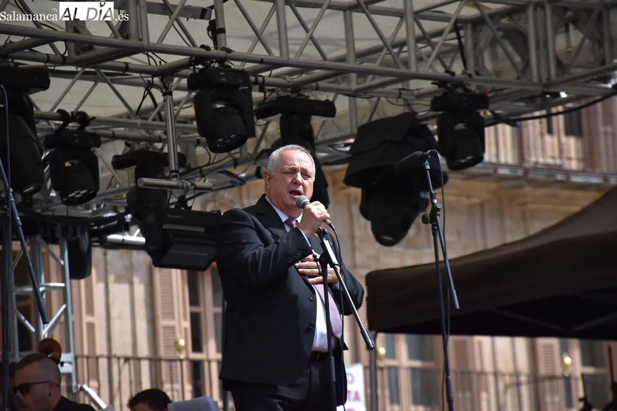 La Banda Municipal de Música llena de ritmo la Plaza Mayor. Fotos de Miguel González