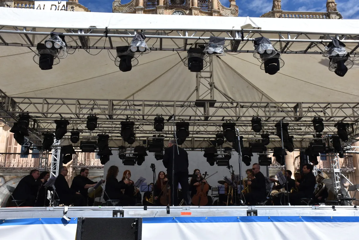 La Banda Municipal de Música llena de ritmo la Plaza Mayor. Fotos de Miguel González