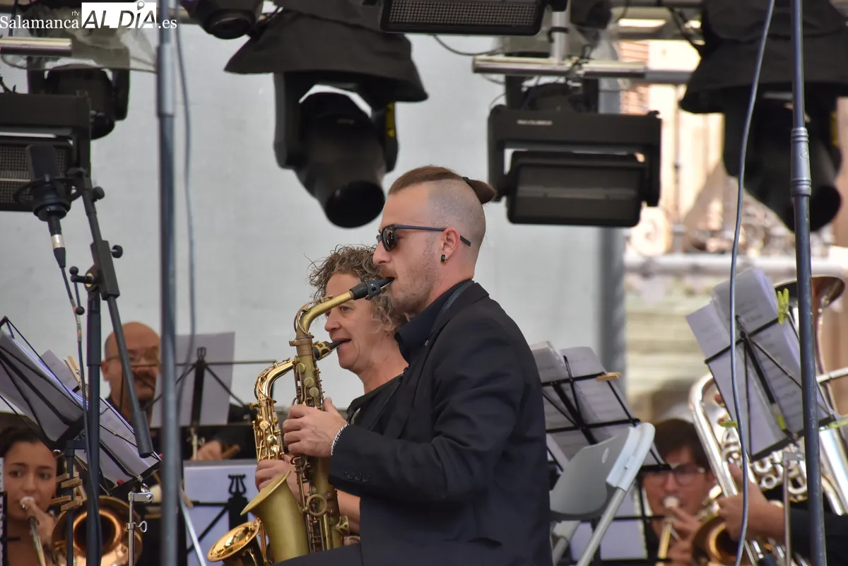 La Banda Municipal de Música llena de ritmo la Plaza Mayor. Fotos de Miguel González
