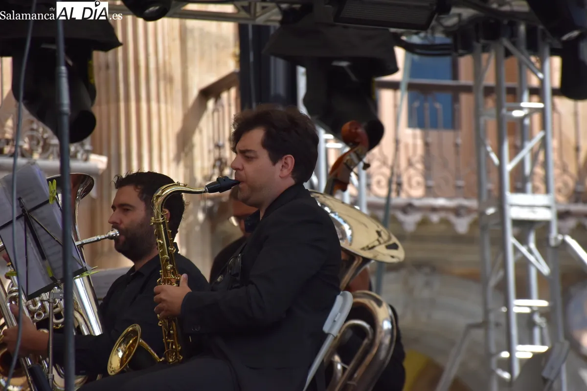 La Banda Municipal de Música llena de ritmo la Plaza Mayor. Fotos de Miguel González