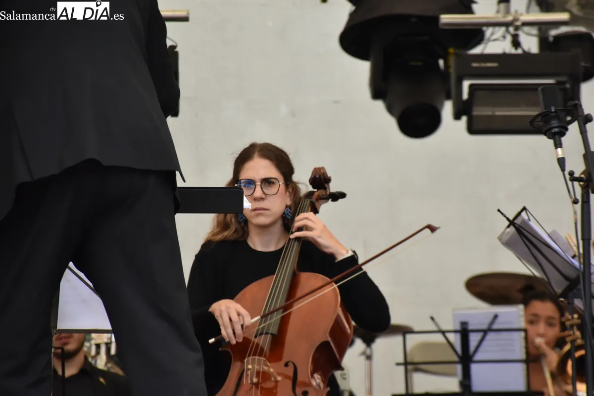 La Banda Municipal de Música llena de ritmo la Plaza Mayor. Fotos de Miguel González
