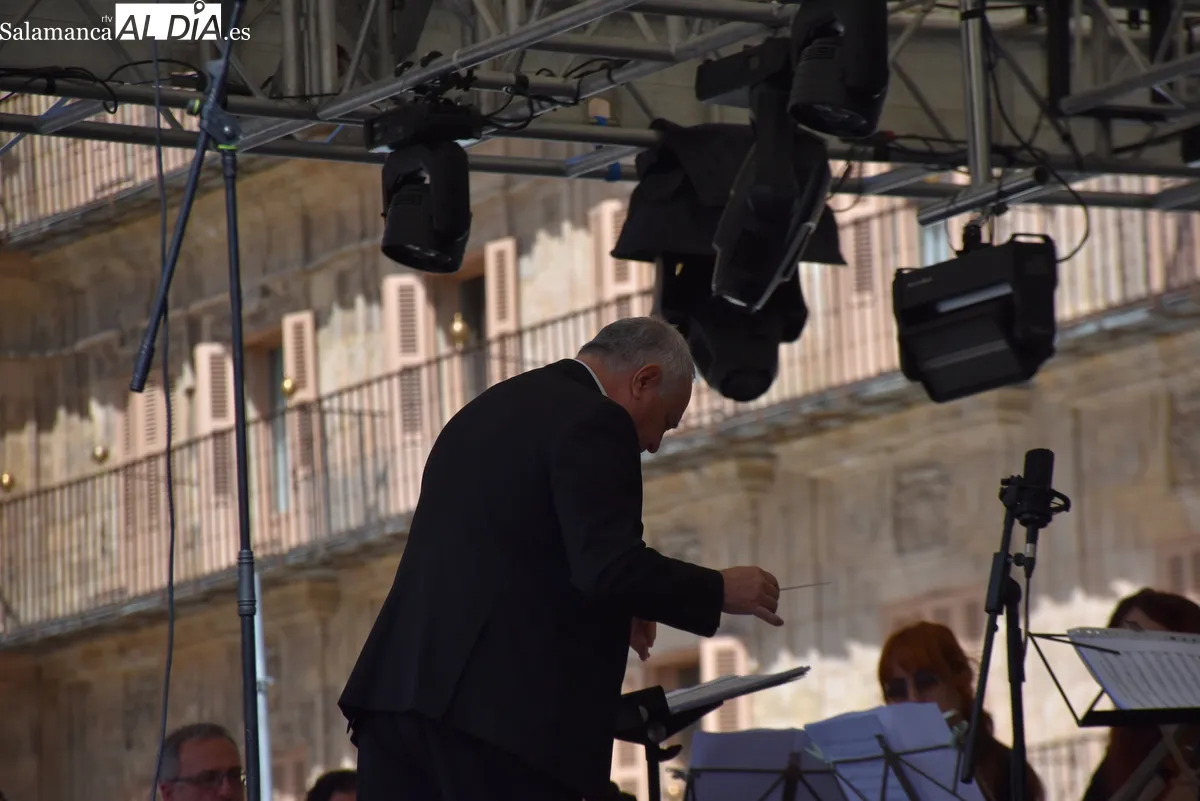 La Banda Municipal de Música llena de ritmo la Plaza Mayor. Fotos de Miguel González