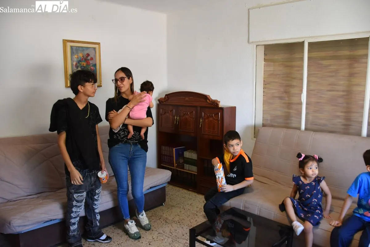 Llegada de la familia al municipio de San Muñoz | FOTOS: V. Martins
