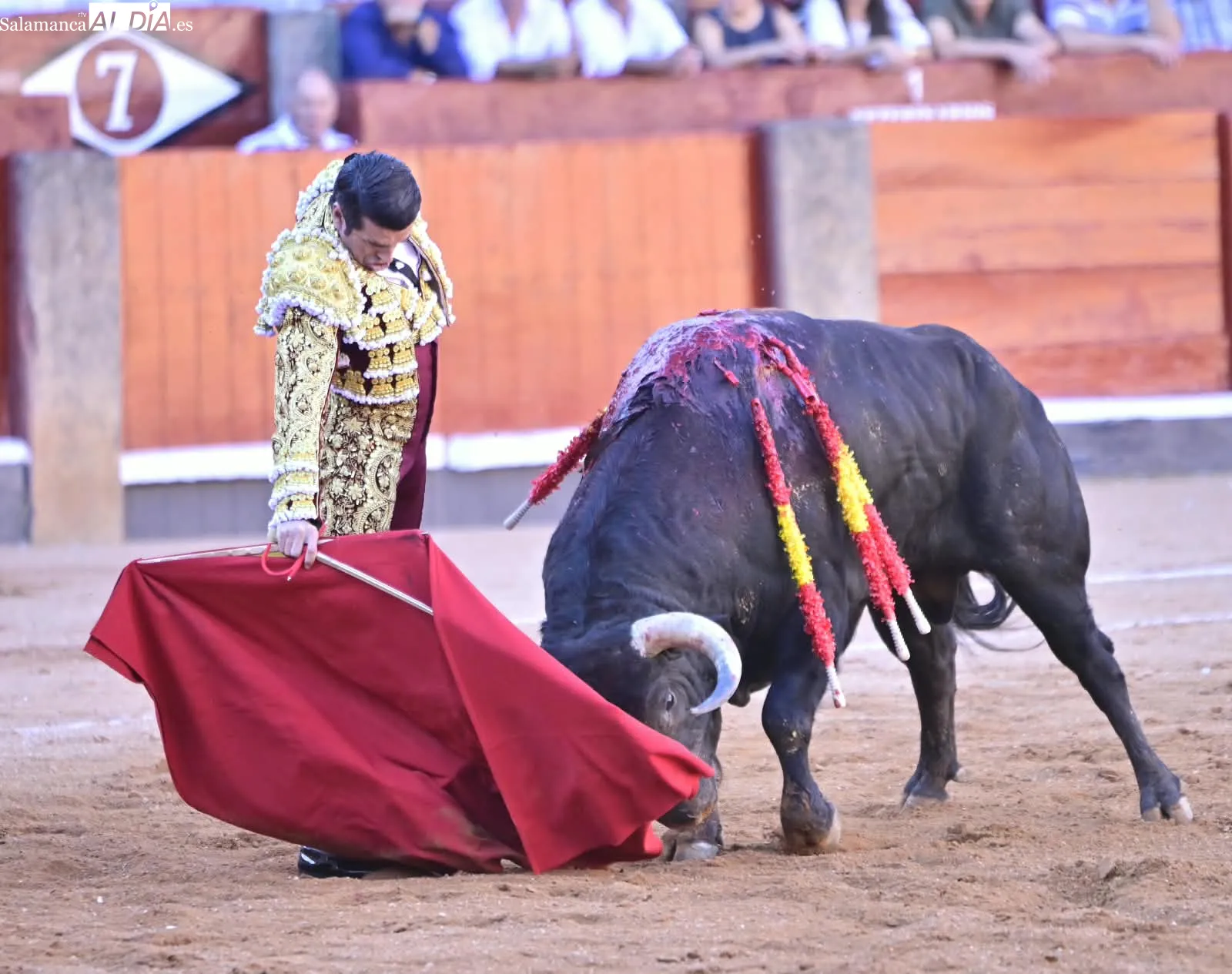Foto 11 - Emilio de Justo roza la Puerta Grande con el noble quinto