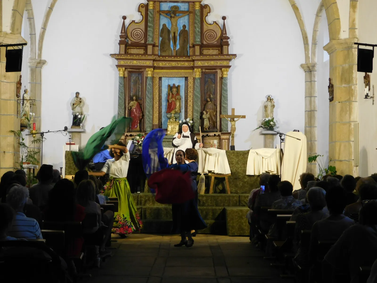 Foto 8 - Los sahug&uuml;e&ntilde;os disfrutan de la obra &lsquo;Juan, el esp&iacute;ritu del amor&rsquo; con un recuerdo a su escuela rural