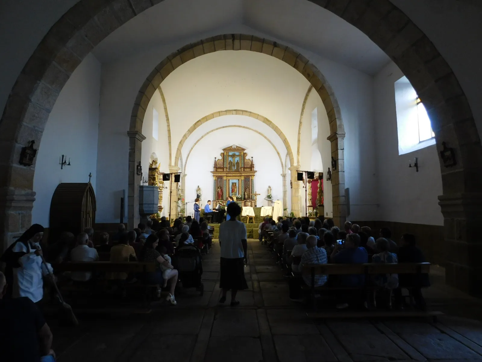 Foto 4 - Los sahug&uuml;e&ntilde;os disfrutan de la obra &lsquo;Juan, el esp&iacute;ritu del amor&rsquo; con un recuerdo a su escuela rural
